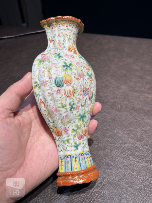 清乾隆 粉彩瑞果花蝶纹瓜棱壁瓶 - 图13